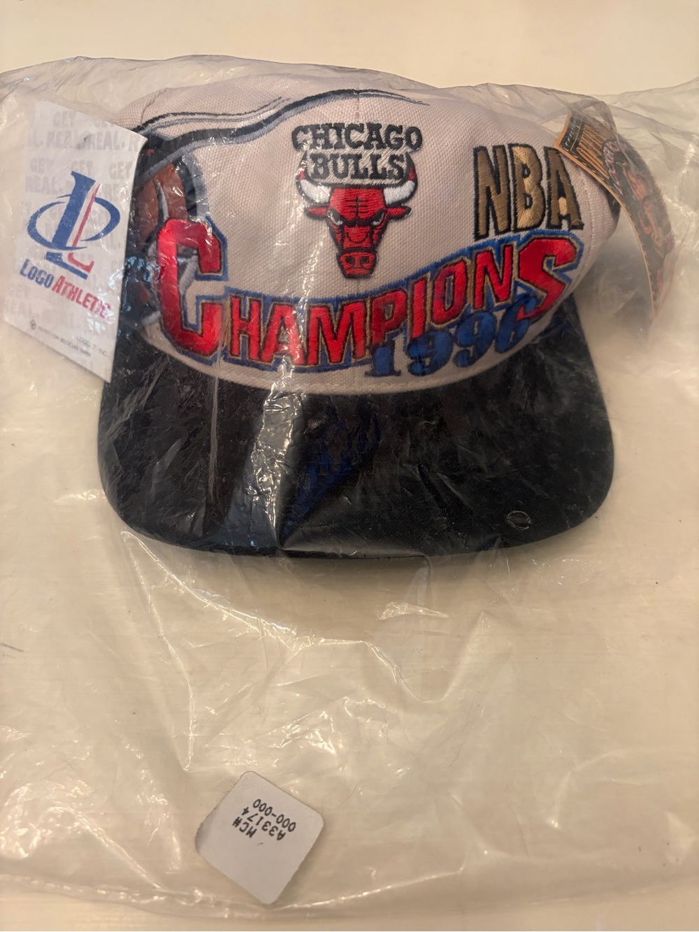 Logo Athletic Chicago Bulls White & Black Champions Cap
